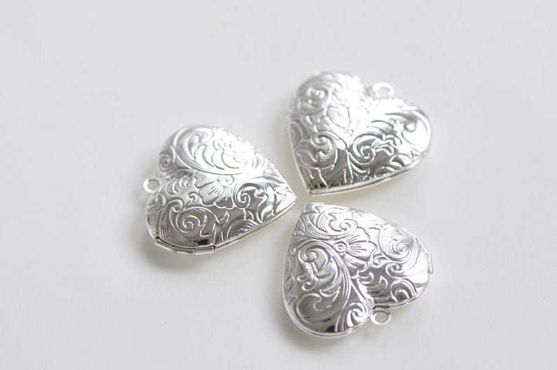 4 pcs of Shiny Silver Heart Shaped Photo Lockets 29mm