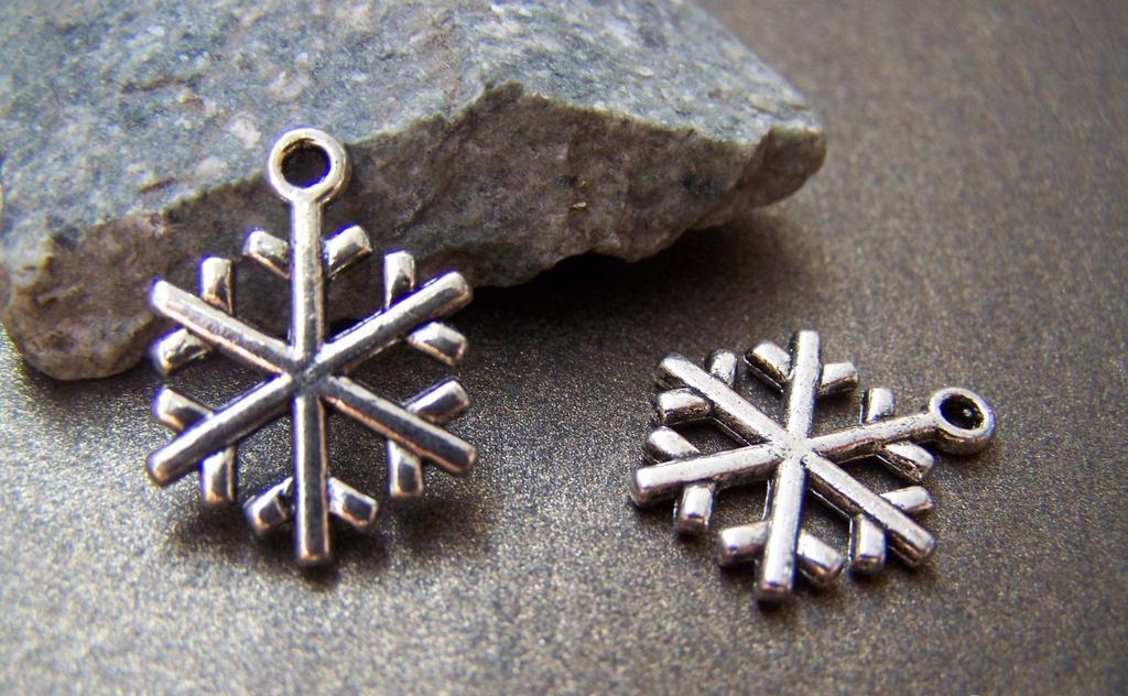 Accessories - 10 Pcs Antique Silver Filigree Snowflake Charms 15mm A1032