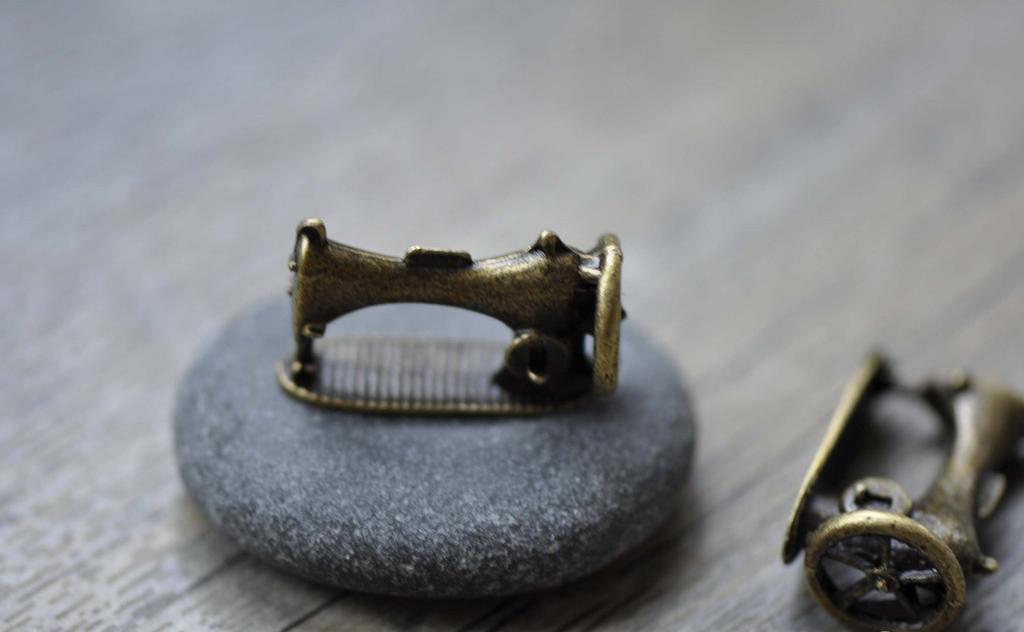 Accessories - 10 Pcs Of Antique Bronze 3D Sewing Machine Charms 12x16x26mm A7766