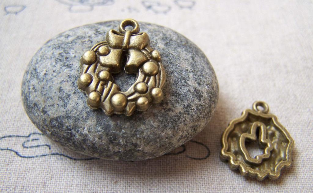 Accessories - 10 Pcs Of Antique Bronze Christmas Wreath Charms Pendants 17mm A5683