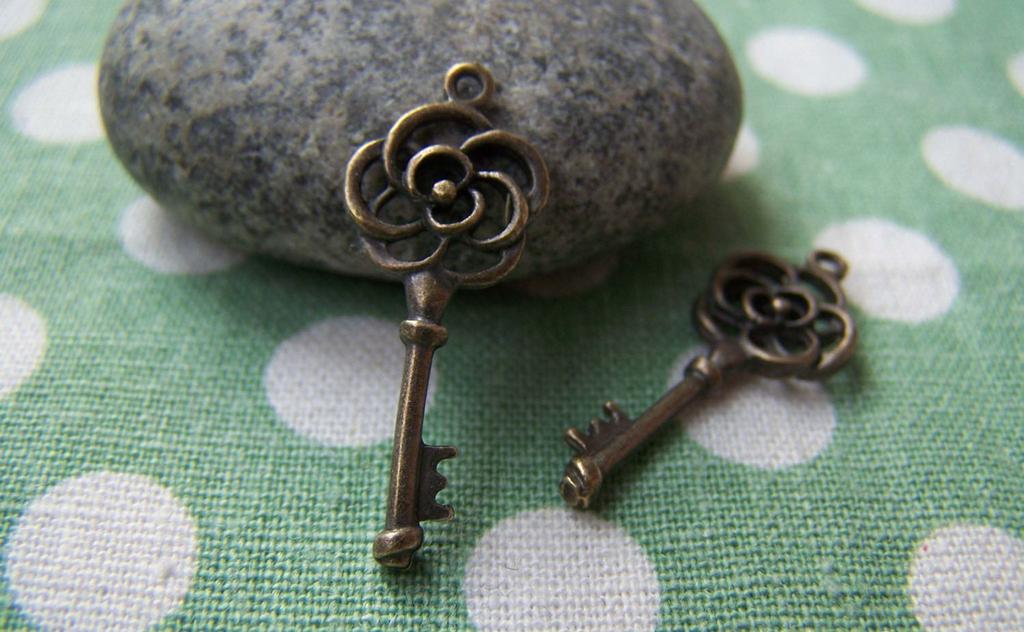 Accessories - 10 Pcs Of Antique Bronze Filigree Flower Key Charms 11x28mm A184