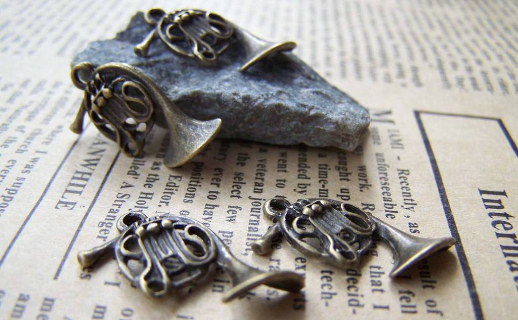Accessories - 10 Pcs Of Antique Bronze French Horn Charms 14x21mm A1701