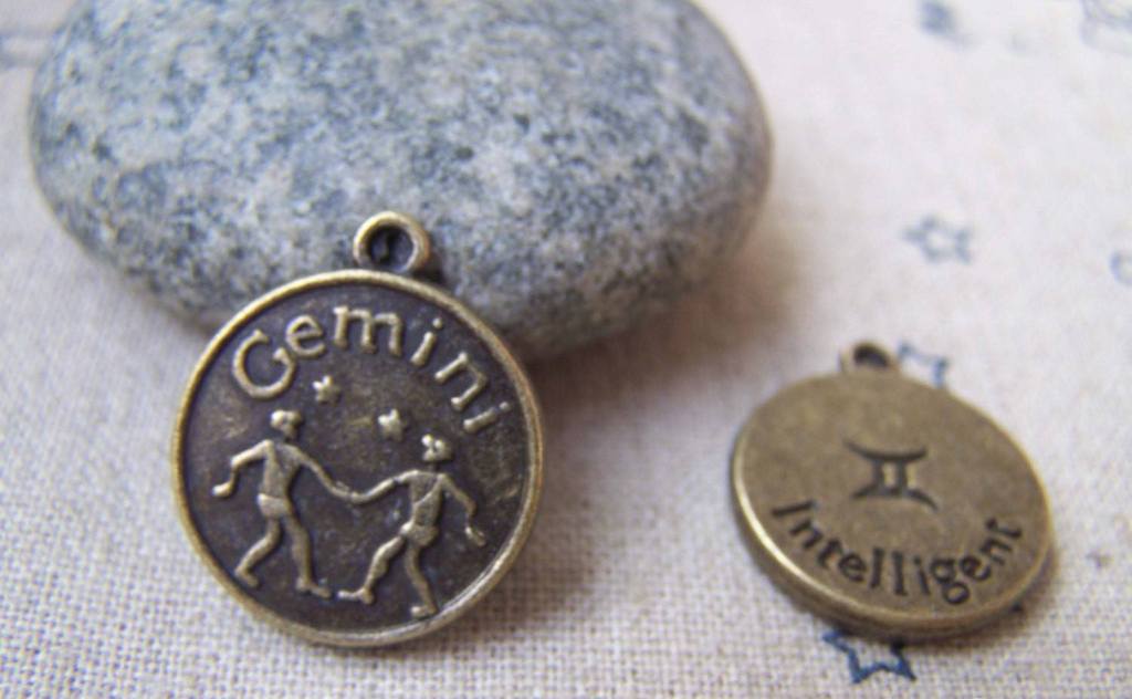 Accessories - 10 Pcs Of Antique Bronze Gemini Twins Constellation Round Charms Pendant 18mm A1932