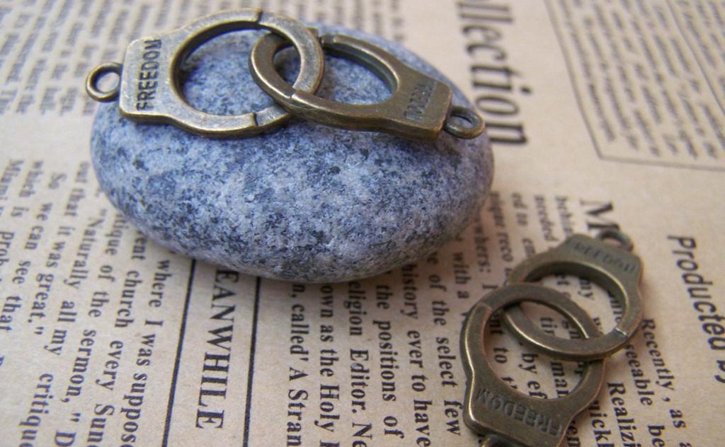 Accessories - 10 Pcs Of Antique Bronze Handcuff Charms Double Sided 27x36mm A558