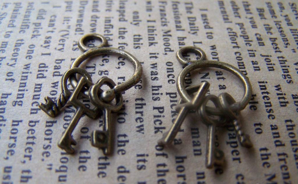 Accessories - 10 Pcs Of Antique Bronze Keychain With Three Vintage Keys Charms 13x24mm A179
