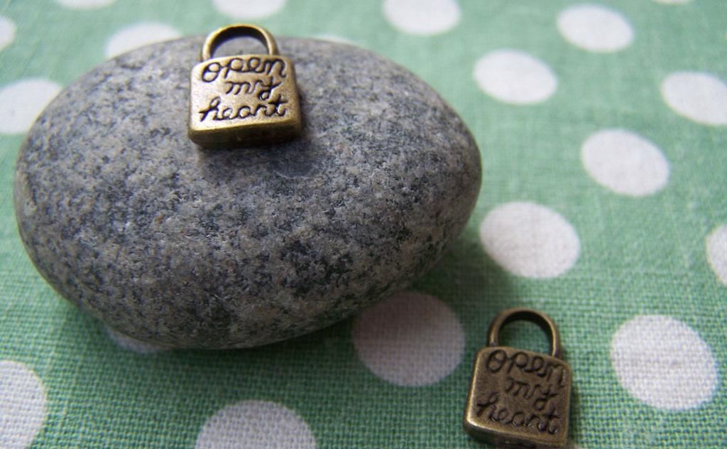 Accessories - 10 Pcs Of Antique Bronze Lock Charms Double Sided 14.5x19.5mm A502