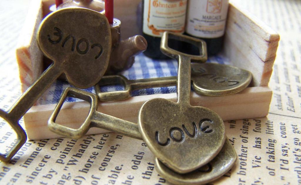 Accessories - 10 Pcs Of Antique Bronze Love Heart Spade Charms 17.5x36mm A3727