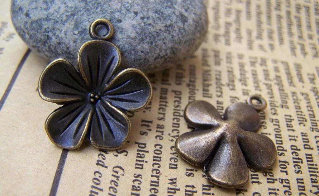 Accessories - 10 Pcs Of Antique Bronze Lovely Flower Charms 17x19mm A1736