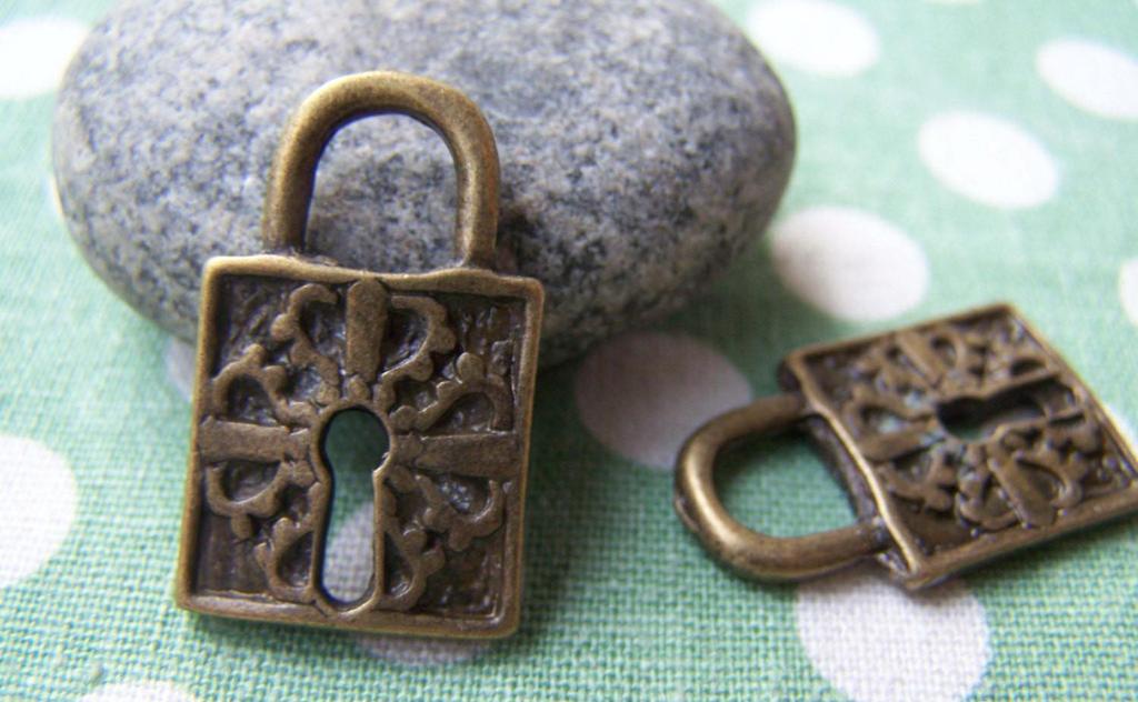 Accessories - 10 Pcs Of Antique Bronze Lovely Lock Charms 15x26mm A2060