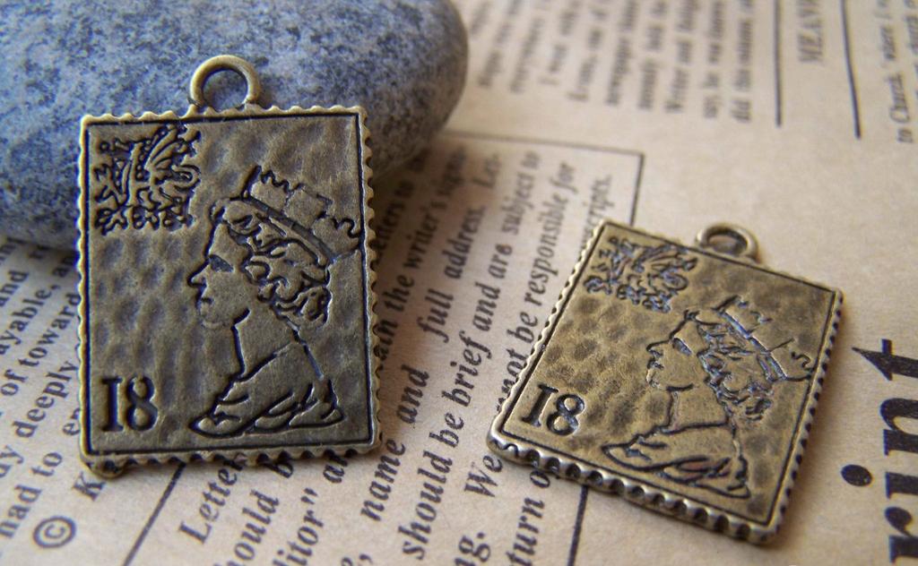 Accessories - 10 Pcs Of Antique Bronze Queen Elizabeth Stamp Charms Double Sided 19x22mm A487