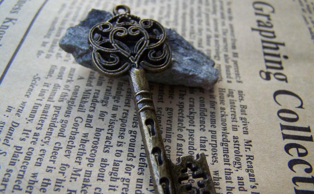 Accessories - 10 Pcs Of Antique Bronze Skeleton Key Swirly Key Pendants Charms 22x55mm A199