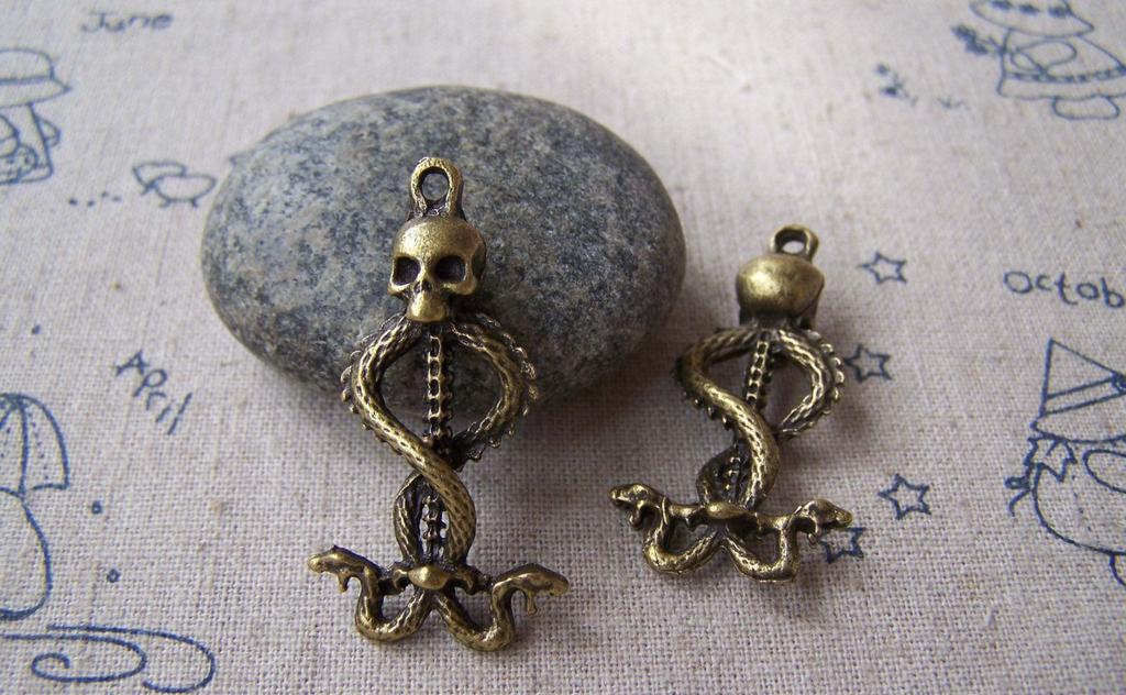 Accessories - 10 Pcs Of Antique Bronze Skull And Two Snakes Charms 15x37mm A3748