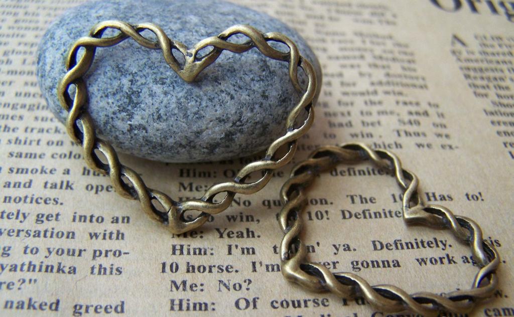 Accessories - 10 Pcs Of Antique Bronze Twisted Lace Edge Heart Pendants Charms 28x32mm A1510