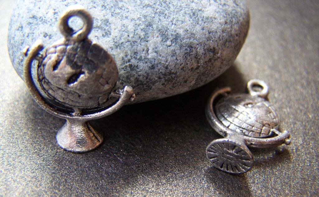 Accessories - 10 Pcs Of Antique Silver 3D Globe Charms 14.5x21mm A2302