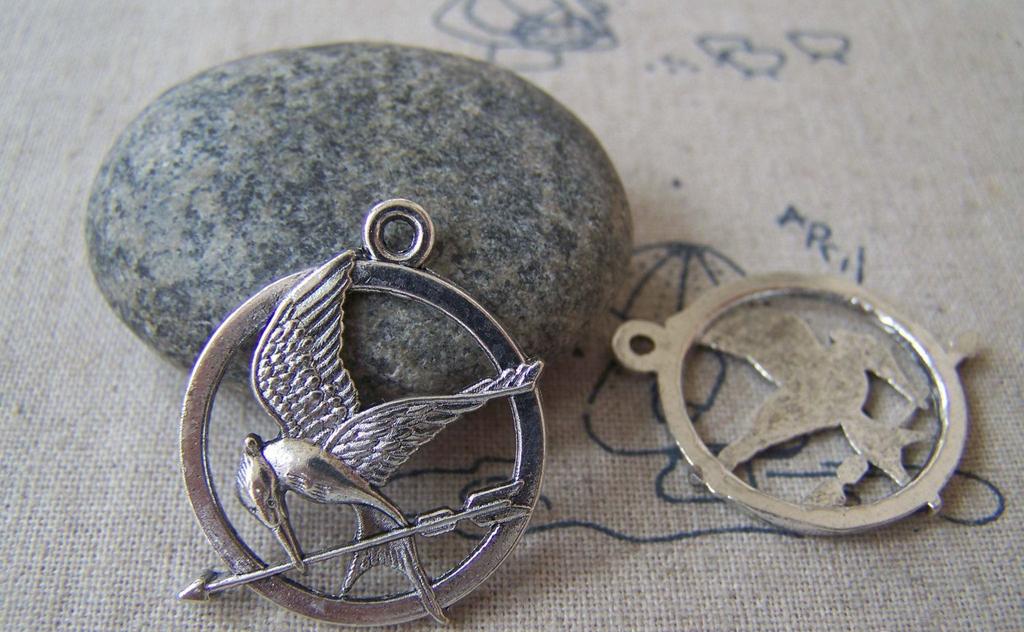 Accessories - 10 Pcs Of Antique Silver Bird Carrying Arrow Round Charms 25mm A4327