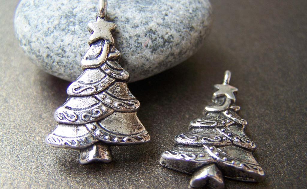 Accessories - 10 Pcs Of Antique Silver Christmas Tree Charms Pendants 25x28mm A956
