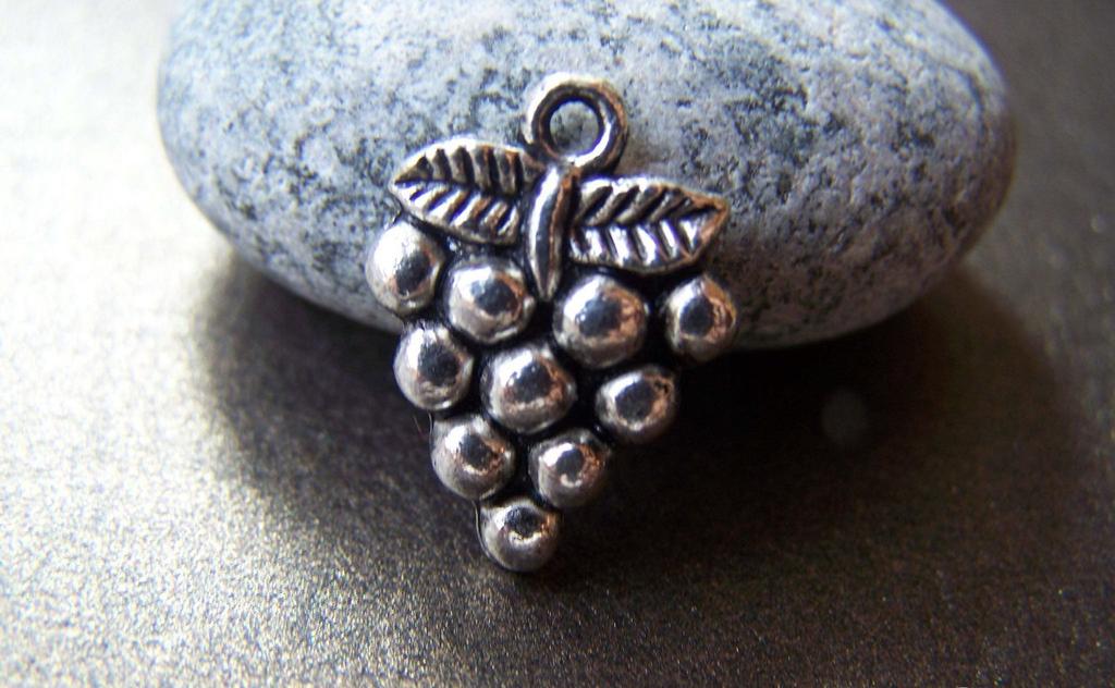 Accessories - 10 Pcs Of Antique Silver Grape Charms Pendants 14x19mm A5393