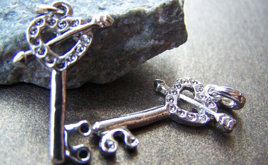 Accessories - 10 Pcs Of Antique Silver Heart Arrow Key Charms 16x30mm A1242