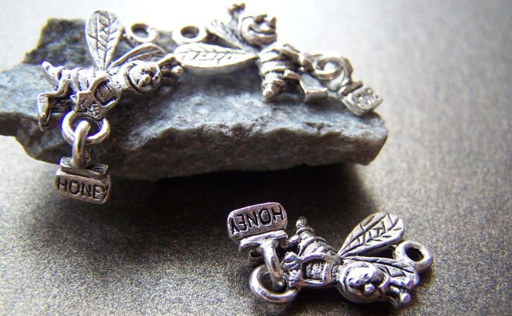 Accessories - 10 Pcs Of Antique Silver Honey Bee Charms Pendants 12x22mm A1970
