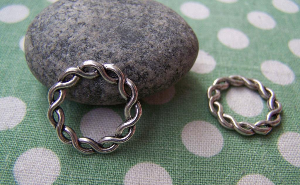 Accessories - 10 Pcs Of Antique Silver Lovely Twisted Coiled Ring Connectors 20x20mm A1047