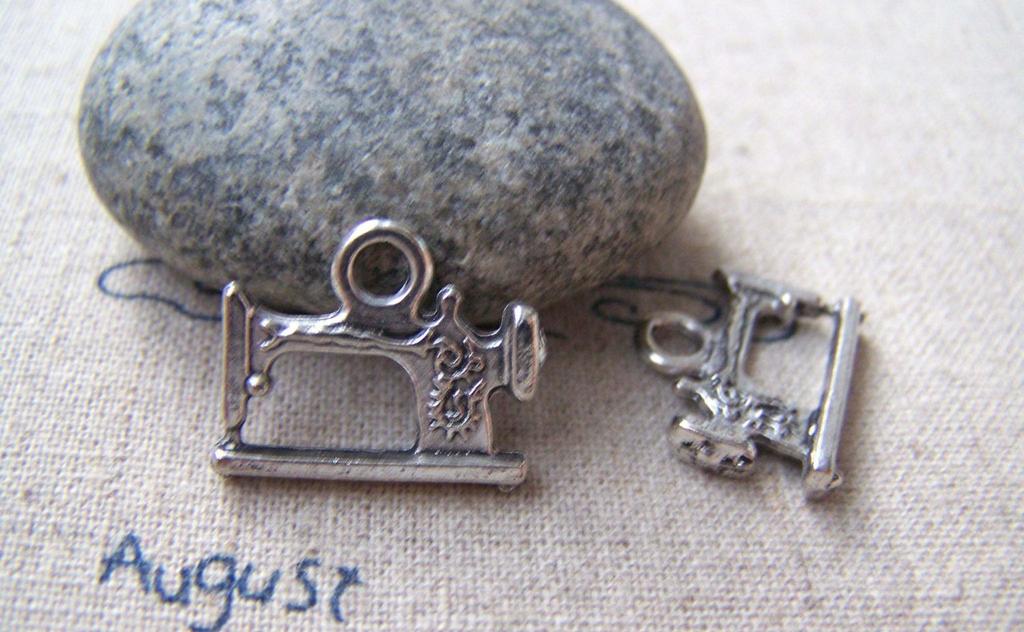 Accessories - 10 Pcs Of Antique Silver Sewing Machine Charms 14x18mm A864
