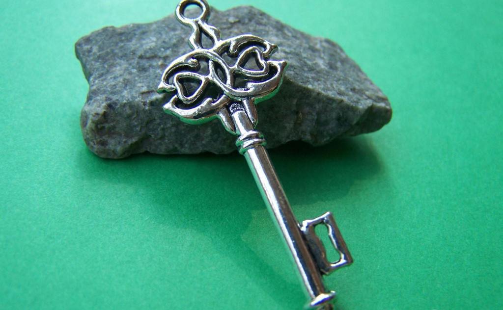 Accessories - 10 Pcs Of Antique Silver Skeleton Key Charms 16x45mm A1249