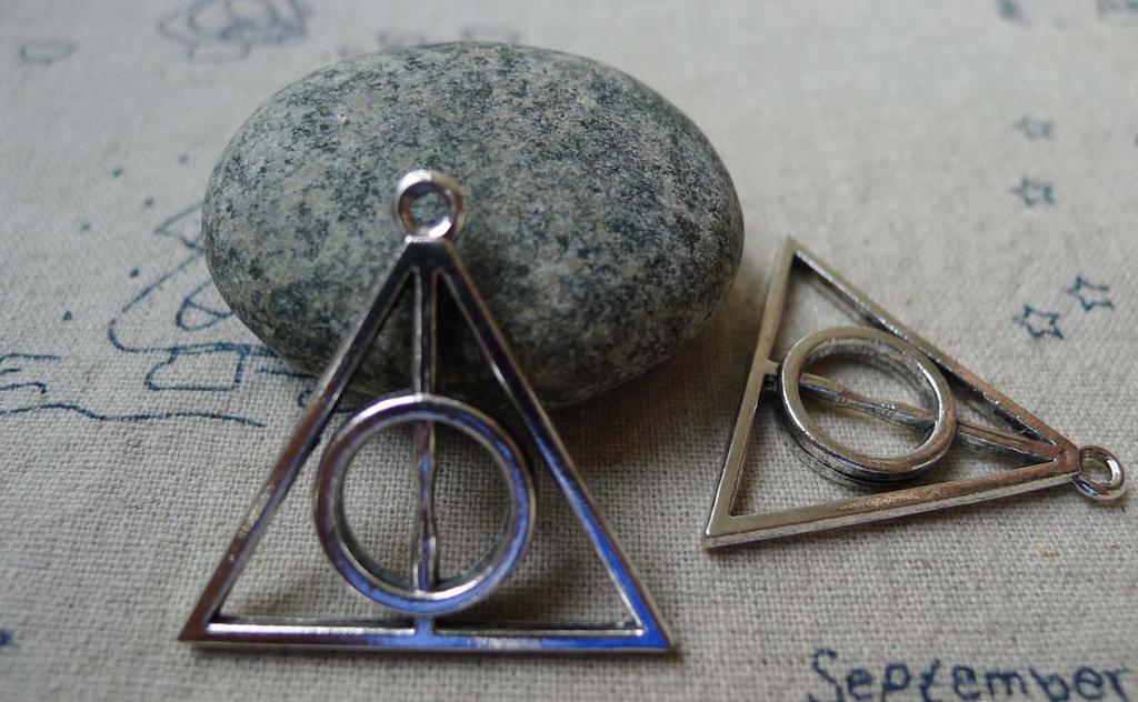 Accessories - 10 Pcs Of Antique Silver Triangle Circle Geometric Charms 31x32mm A5516