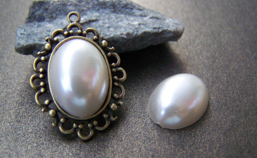 Accessories - 10 Pcs Of Resin Pearl White Oval Cameo Cabochons 13x18mm A3627