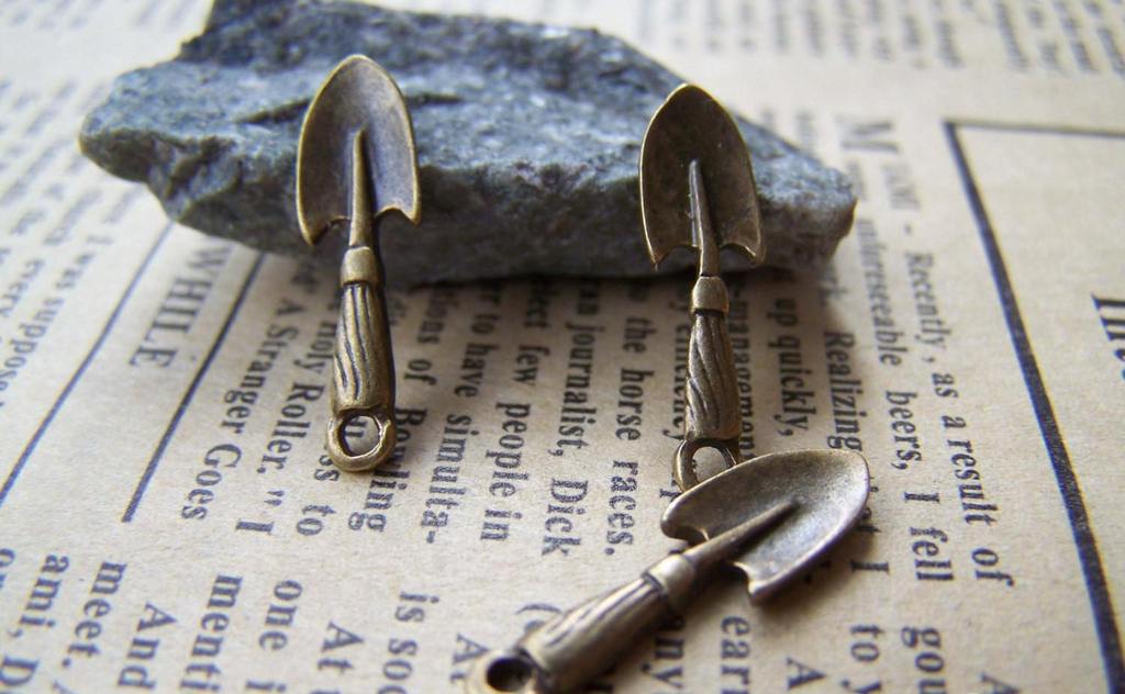 Accessories - 12 Pcs Of Antique Bronze Spade Charms 6.5x22.5mm A1424