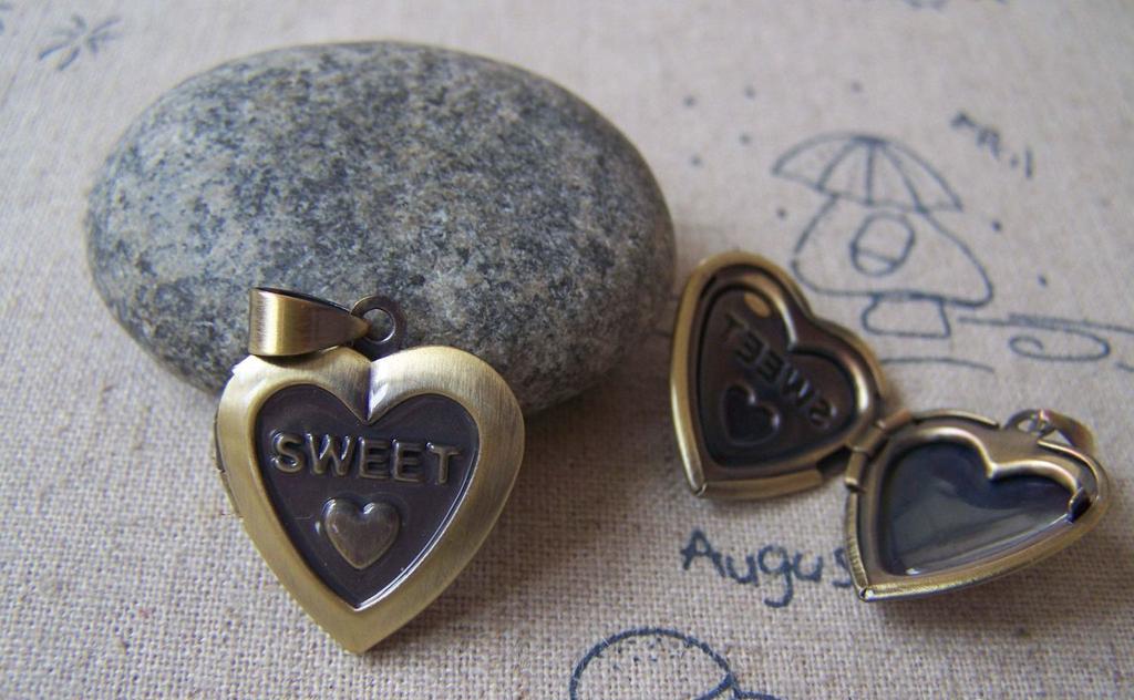 Accessories - 2 Pcs Of Antique Bronze Brass Sweet Heart Photo Locket Pendants 19x21mm A4332