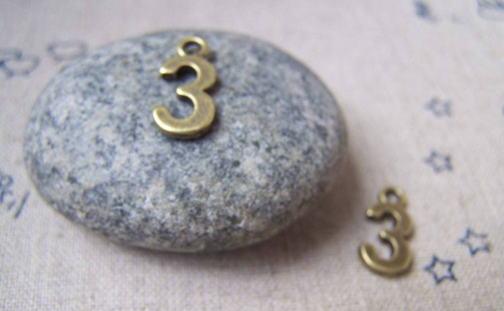 Accessories - 20 Pcs Of Antique Bronze Arabic Figure Number 3 Three Charms 7x15mm A1768