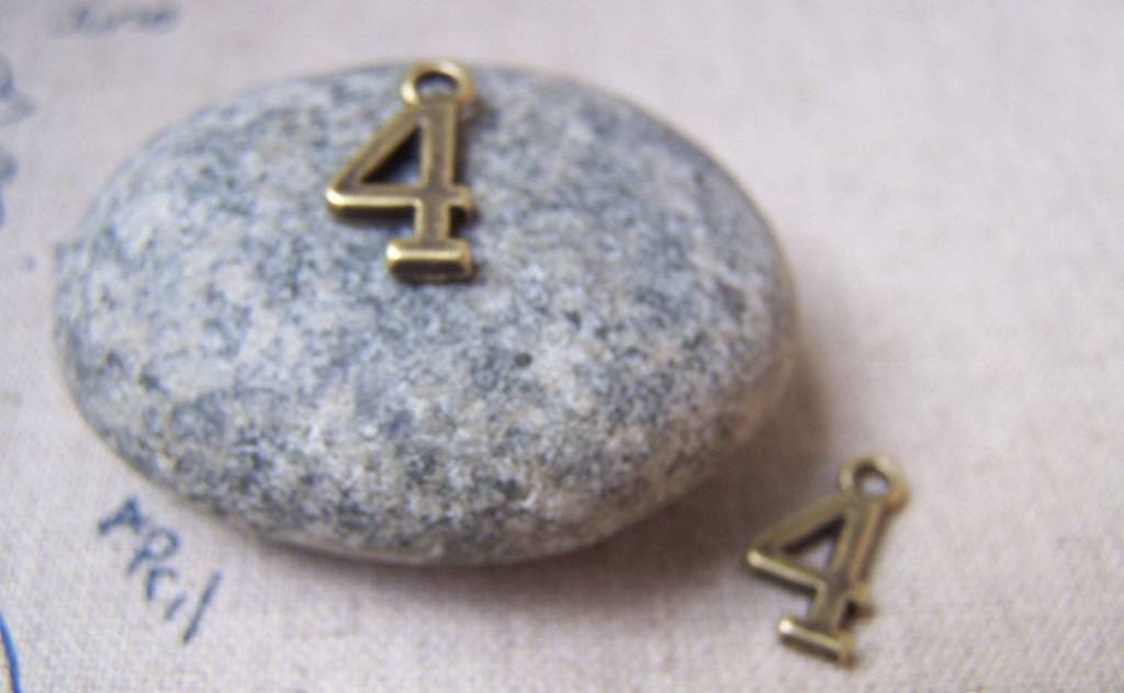 Accessories - 20 Pcs Of Antique Bronze Arabic Figure Number 4 Four Charms 7x15mm A1769
