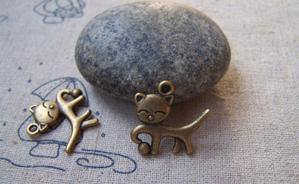 Accessories - 20 Pcs Of Antique Bronze Cat Play Yarn Ball Charms 18x18mm A5054