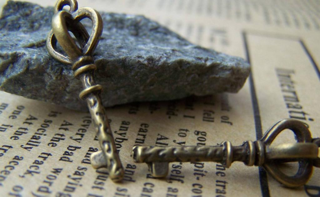Accessories - 20 Pcs Of Antique Bronze Crown Key Skeleton Key Charms 8x23mm A186