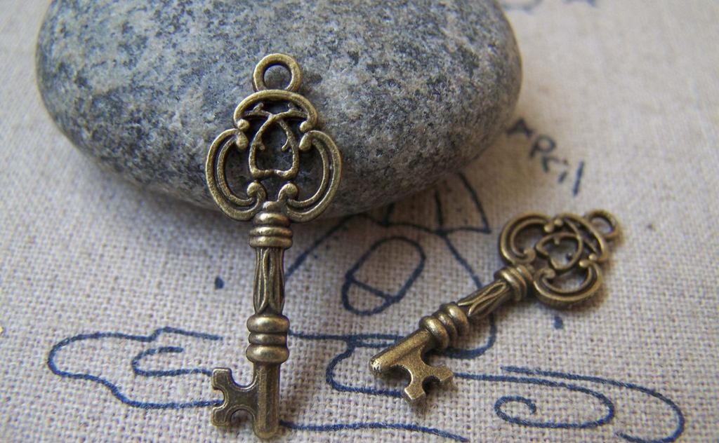 Accessories - 20 Pcs Of Antique Bronze Filigree Key Charms 10x28mm A2289