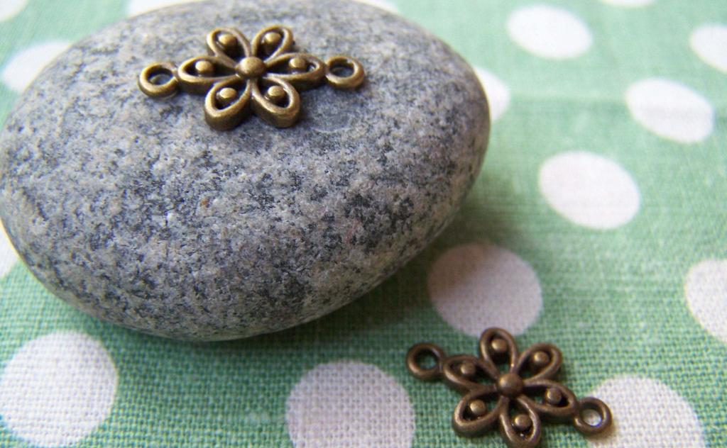 Accessories - 20 Pcs Of Antique Bronze Filigree Six Leaf Flower Connector Charms 10.5x18mm A3327