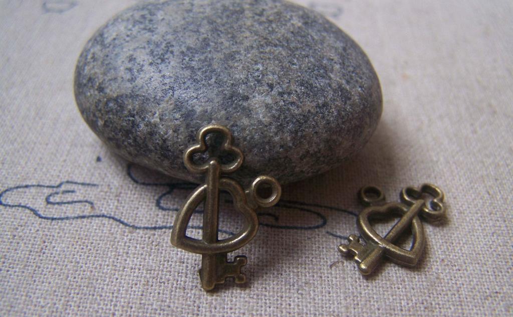 Accessories - 20 Pcs Of Antique Bronze Lovely Heart And Key Charms 12x19mm A4864