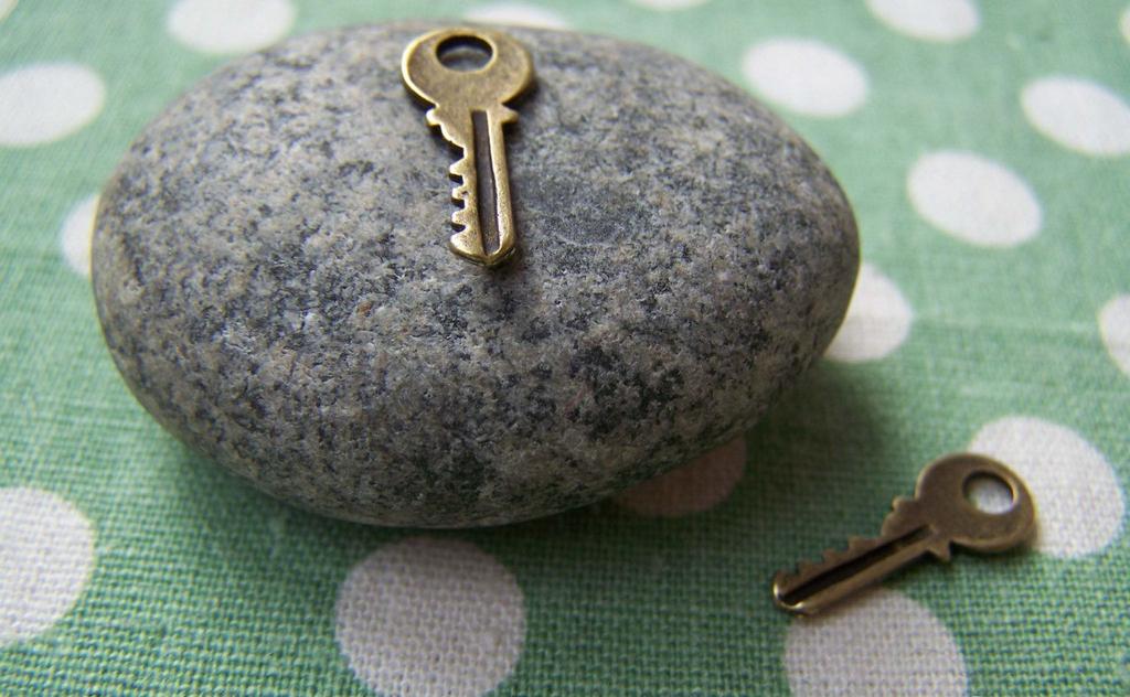 Accessories - 20 Pcs Of Antique Bronze Lovely Key Charms 7x18mm A167