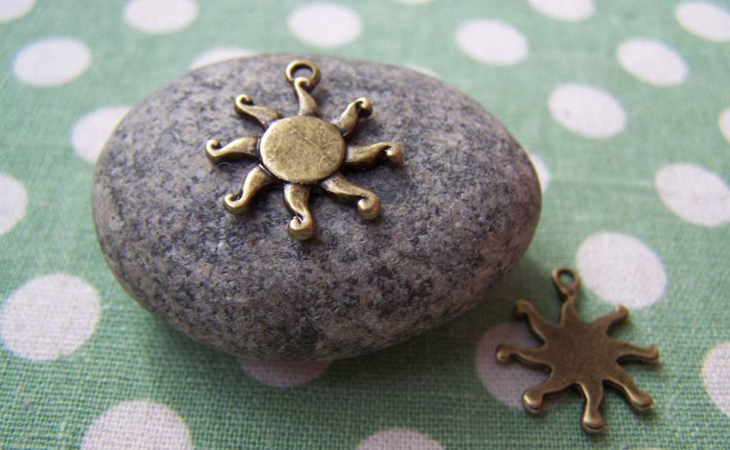 Accessories - 20 Pcs Of Antique Bronze Lovely Sun Charms 17mm A359