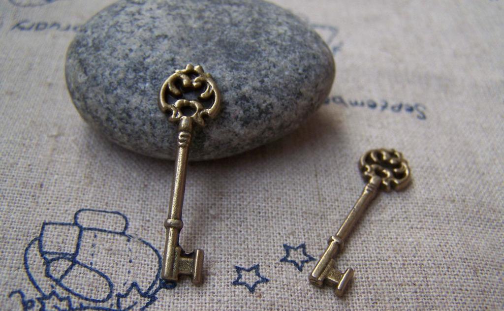 Accessories - 20 Pcs Of Antique Bronze Skeleton Key Charms Pendants 9x30mm A191
