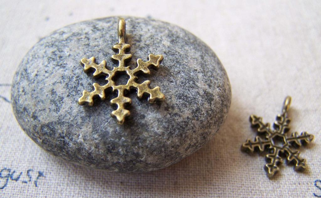 Accessories - 20 Pcs Of Antique Bronze Snowflake Charms 15x21mm A5599