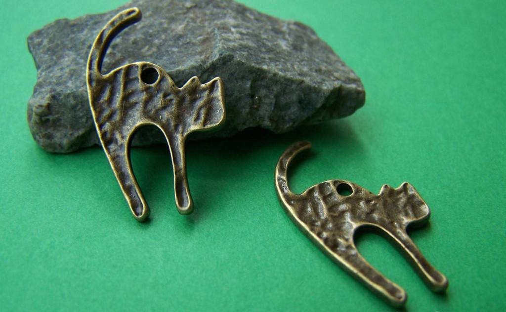 Accessories - 20 Pcs Of Antique Bronze Textured Angry Cat Charms 18x26mm A665