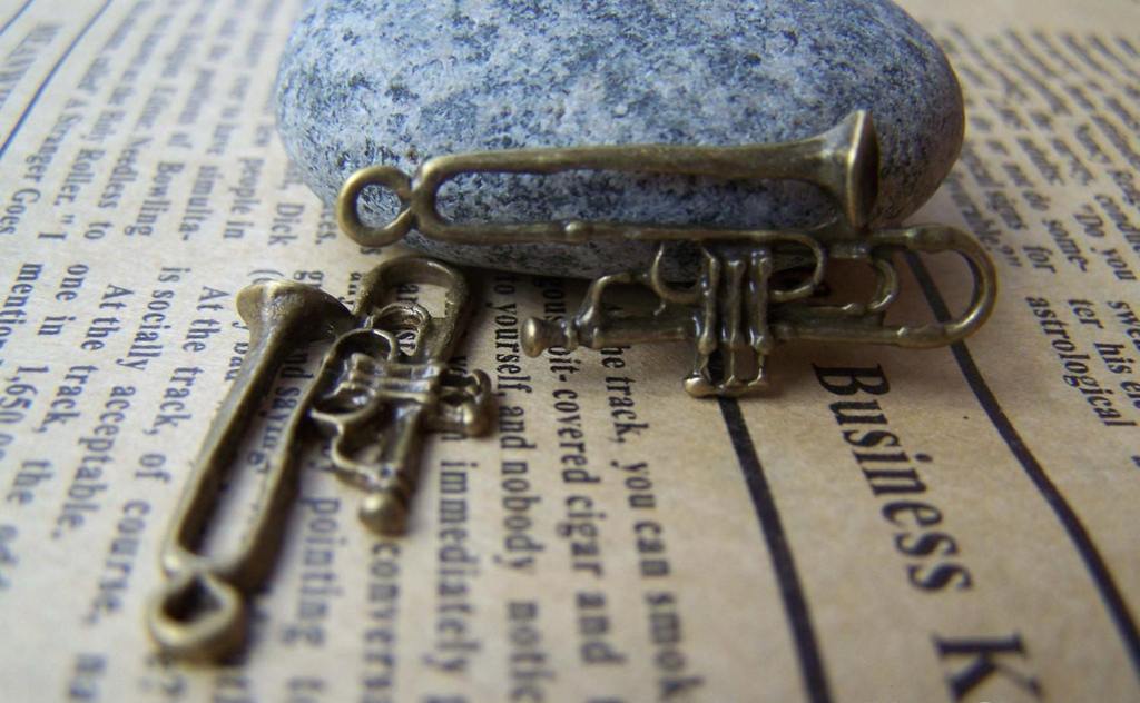 Accessories - 20 Pcs Of Antique Bronze Trumpet Music Instrument Charms 14x34mm A1700