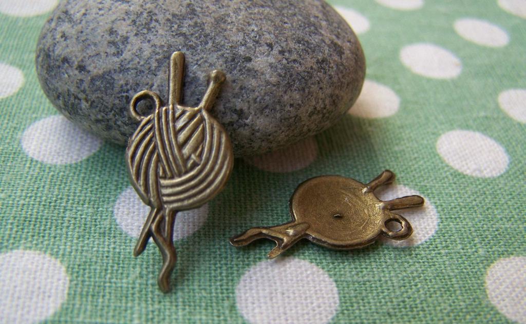 Accessories - 20 Pcs Of Antique Bronze Yarn Ball With Knitting Needles Charms 11x25mm A1449