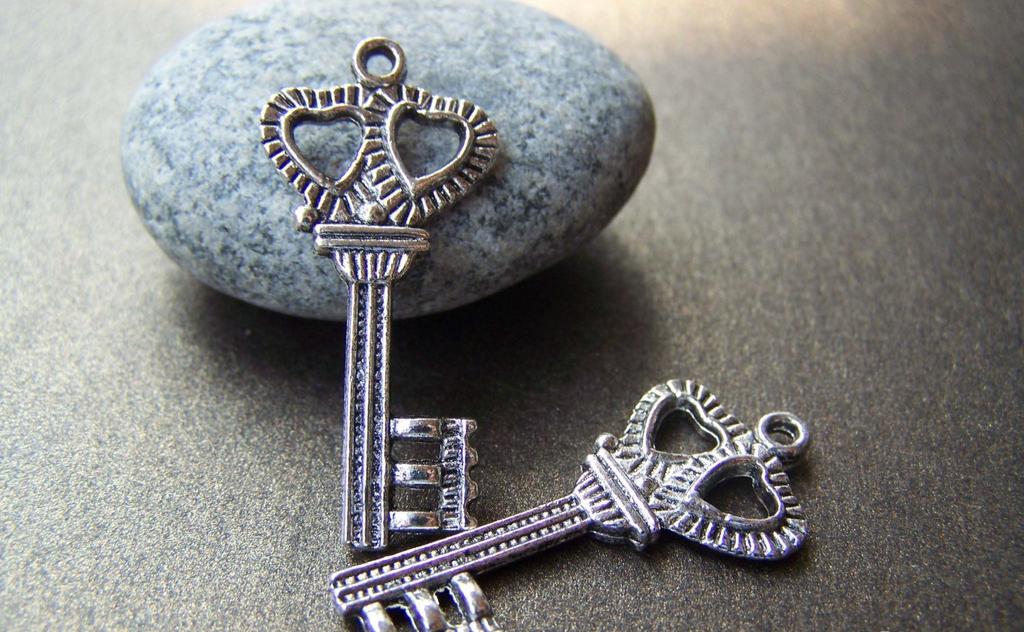 Accessories - 20 Pcs Of Antique Silver Double Heart Key Charms 17x35mm A1230