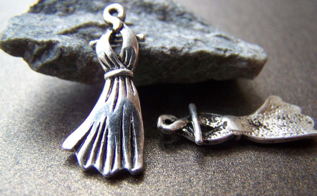Accessories - 20 Pcs Of Antique Silver Evening Dress Charms 10x25mm A1912