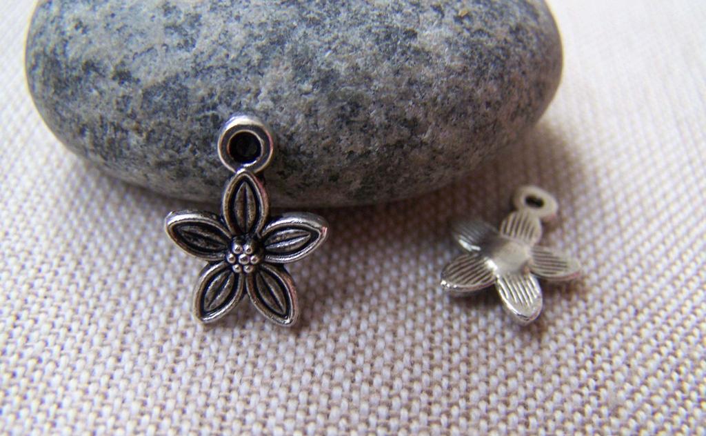 Accessories - 20 Pcs Of Antique Silver Flower Charms Pendants 11mm A1062