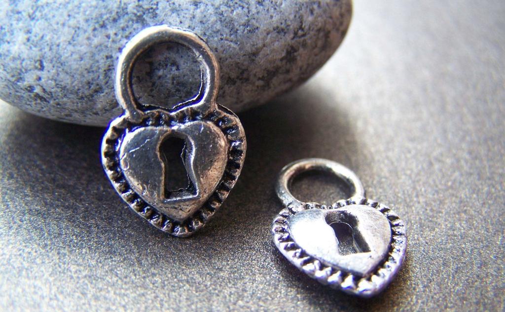 Accessories - 20 Pcs Of Antique Silver Heart Lock Charms 11x17mm A2188