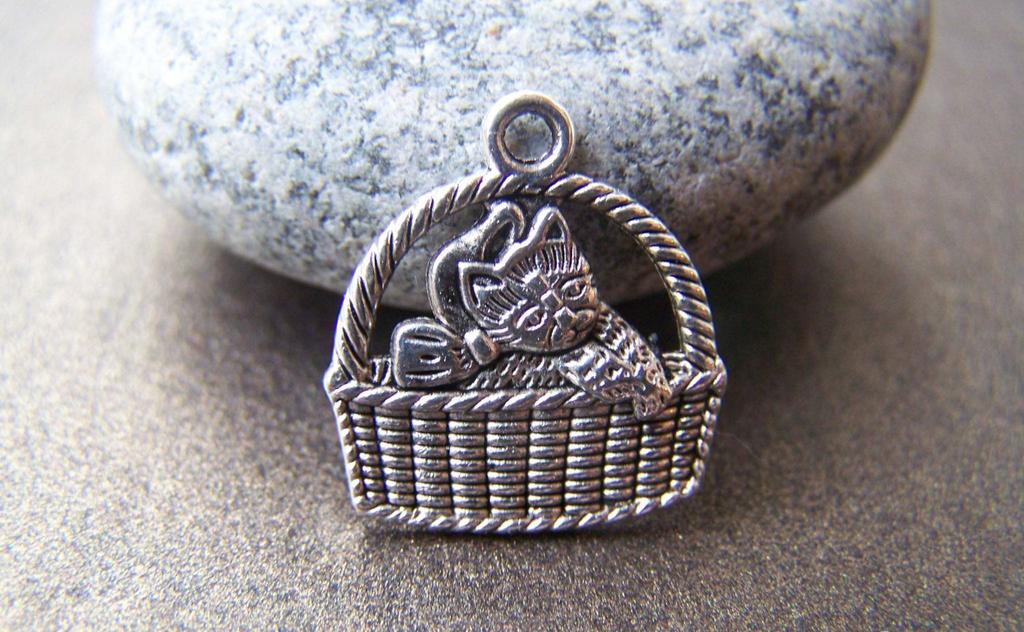 Accessories - 20 Pcs Of Antique Silver Kitten Cat In The Basket Charms 16mm A1181