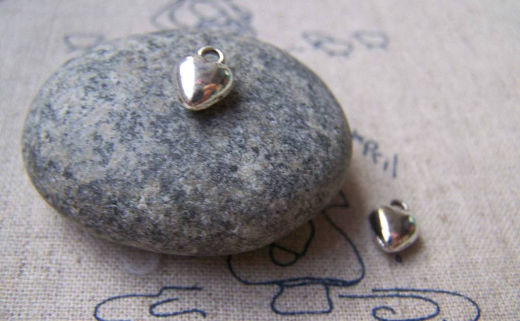 Accessories - 20 Pcs Of Antique Silver Lovely 3D Heart Charms 7mm A905